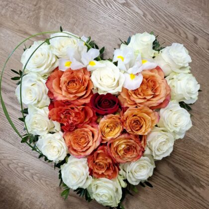 Corazón funerario de rosas