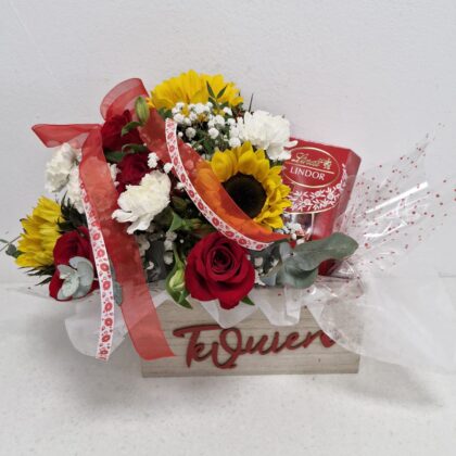 Caja de madera de girasoles, rosas y bombones