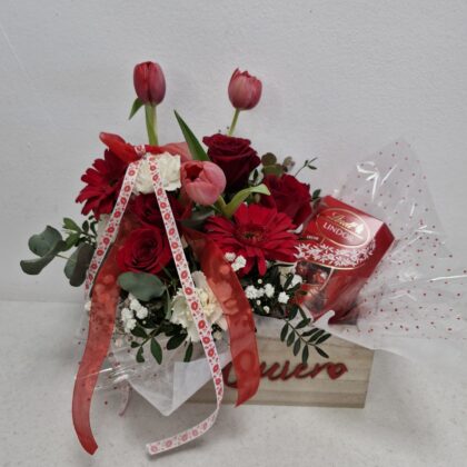 Caja de madera de rosas rojas, tulipanes y bombones